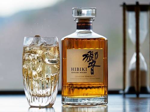 sklad japana u čaši viskija