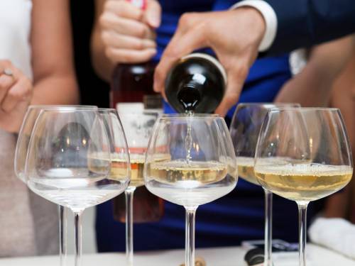 u iloku otvaraju vino sa krunisanja elizabete ii