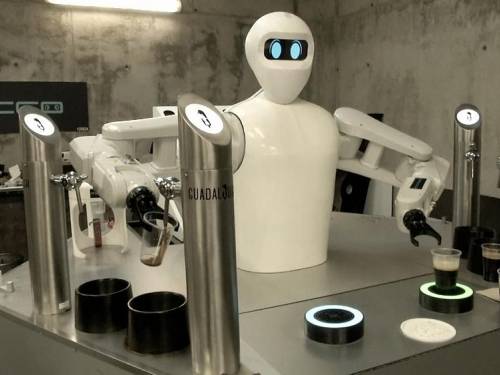 roboti toče pivo u barovima