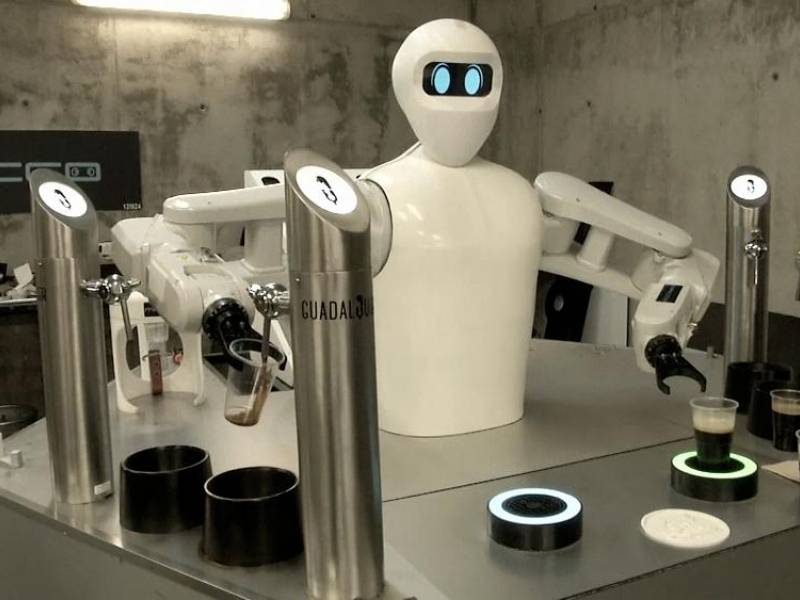 roboti toče pivo u barovima