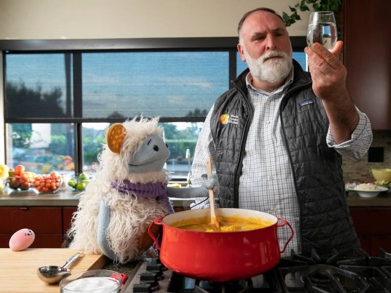 šef hose andres kuvao u društvu plišanih igračaka