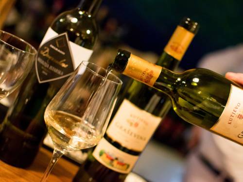 hrvatska vina i mediteranski zalogaji u konobi tata mata