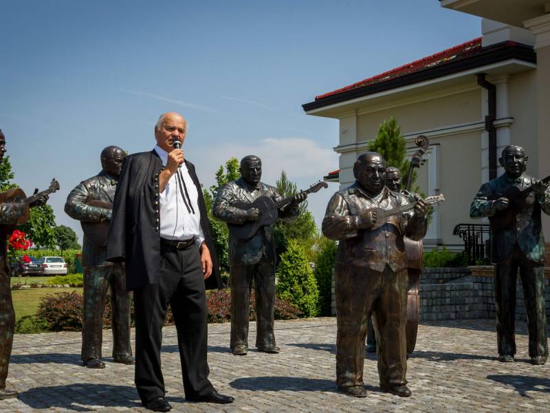 čuvenih osam tamburaša od sada i u bronzi