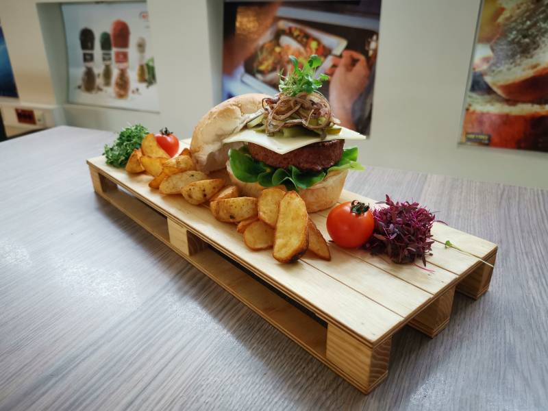 u metrou predstavljen beyond burger na bazi biljaka