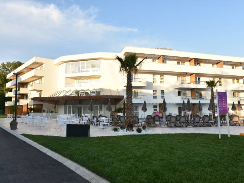 96 novih apartmana u holiday village montenegro