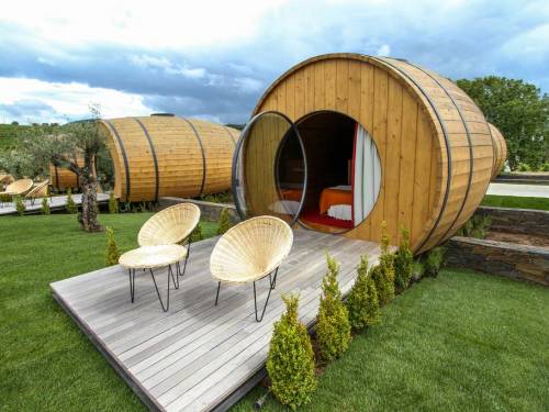 otvoren hotel za vinoljupce sa sobama u obliku bačvi 