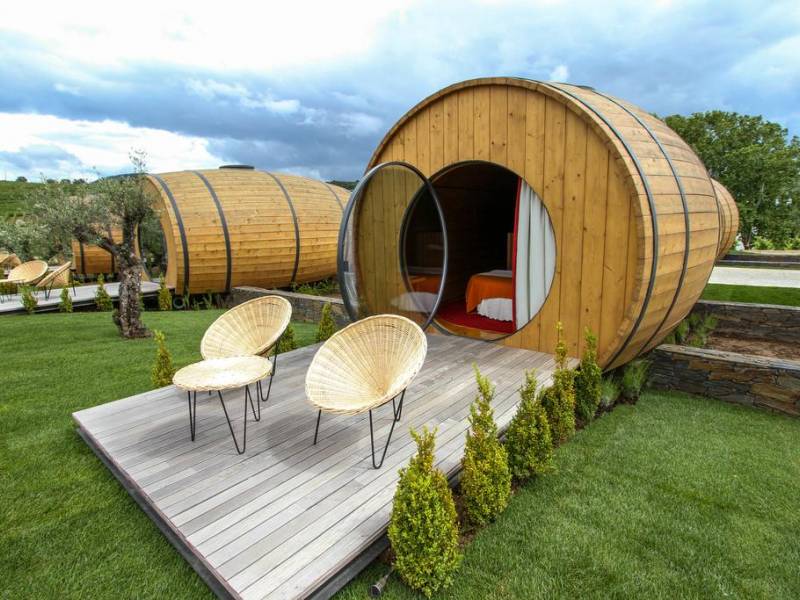 otvoren hotel za vinoljupce sa sobama u obliku bačvi 