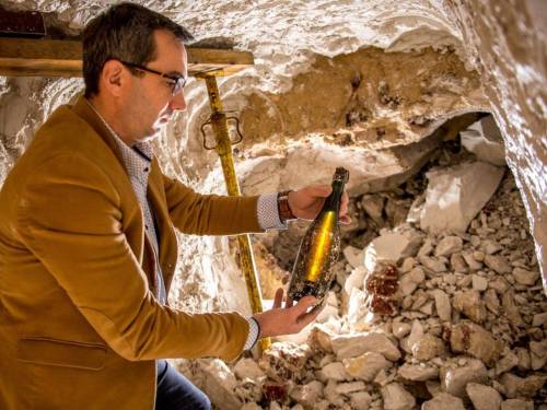 otvorene boce šampanjca starog više od 120 godina 