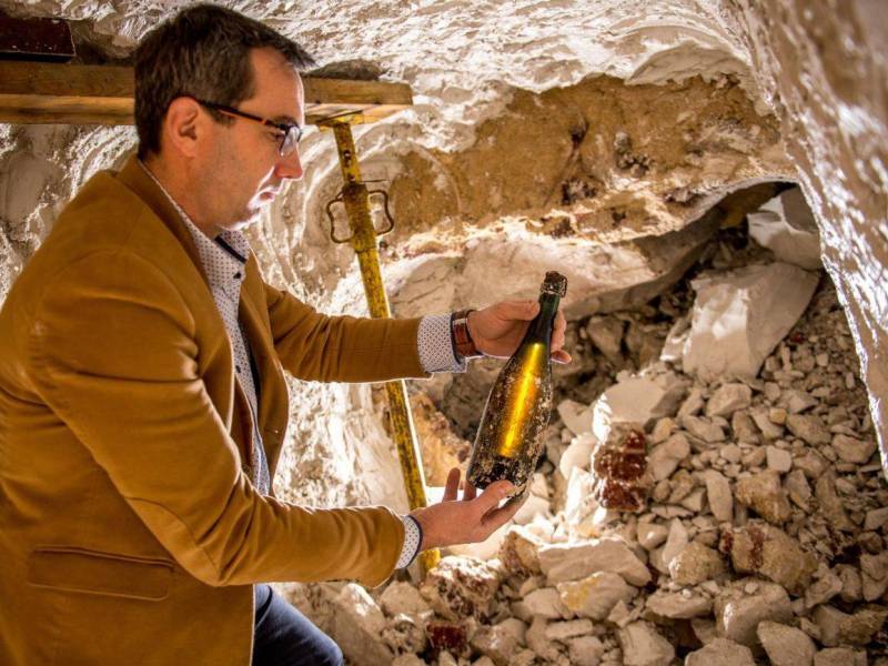 otvorene boce šampanjca starog više od 120 godina 
