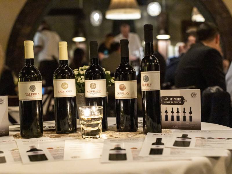 organska vina imperator u restoranu kovač