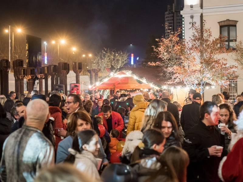 otvoren je božićni trg ispred hotela radisson collection