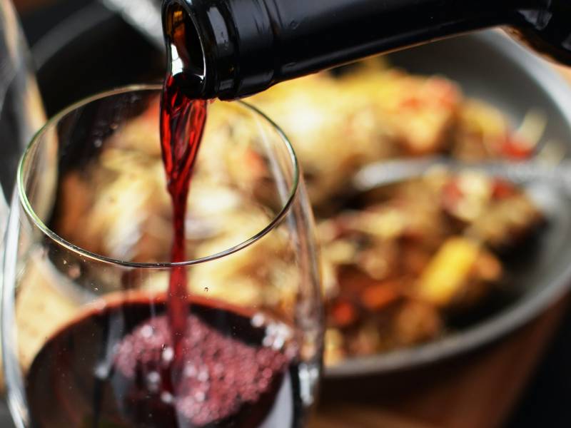 italijansko vino i hrana sunce na trpezi